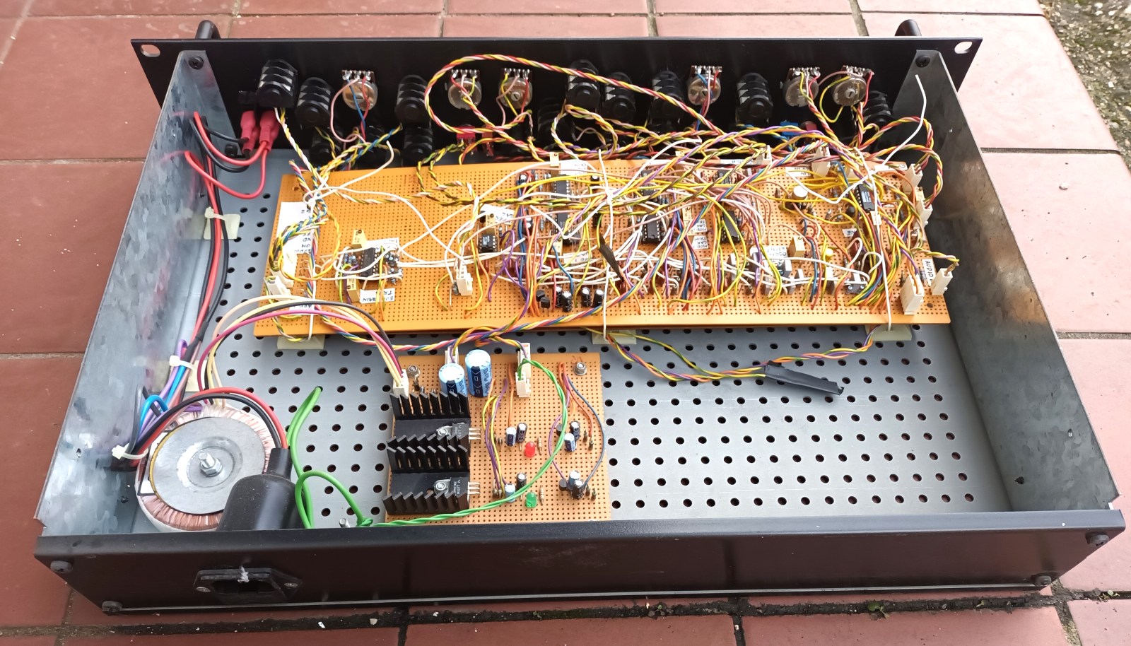 click to enlarge HJW Electronics Dual Pitch
Shifter Insides From The Rear