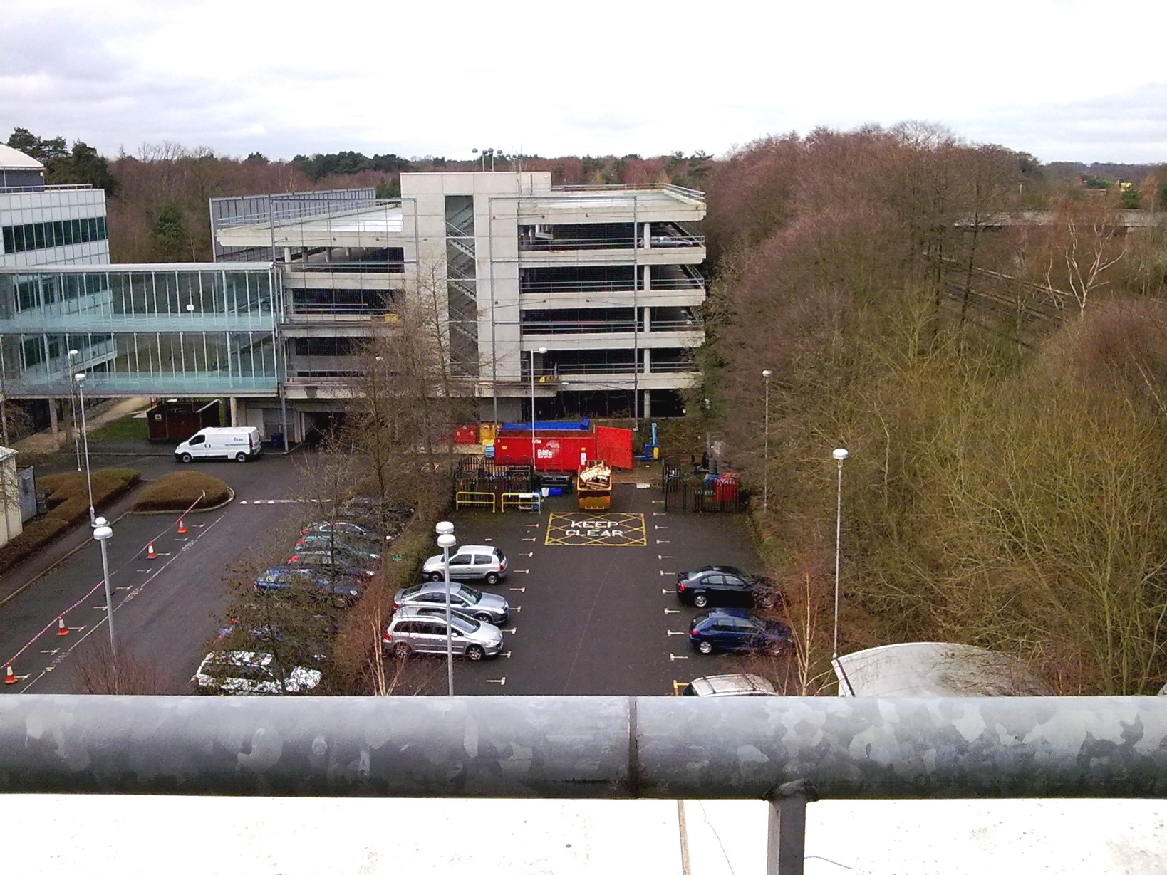 click to enlarge An impression of what an 80
meter distance looks like for an aerial wire