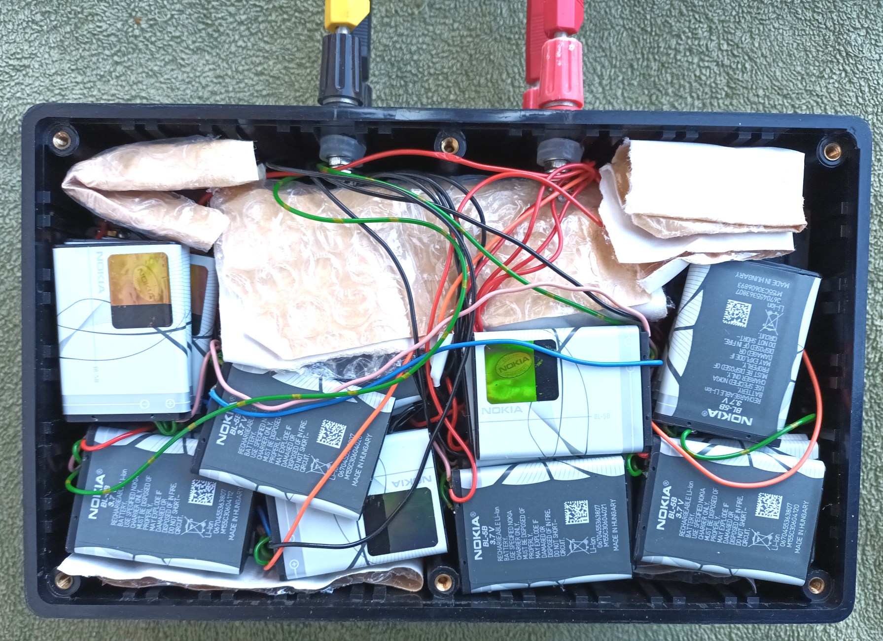 click to enlarge Large Lithium-Ion Dual Battery
Comprised Of Multiple Obsolete Mobile Phone Batteries