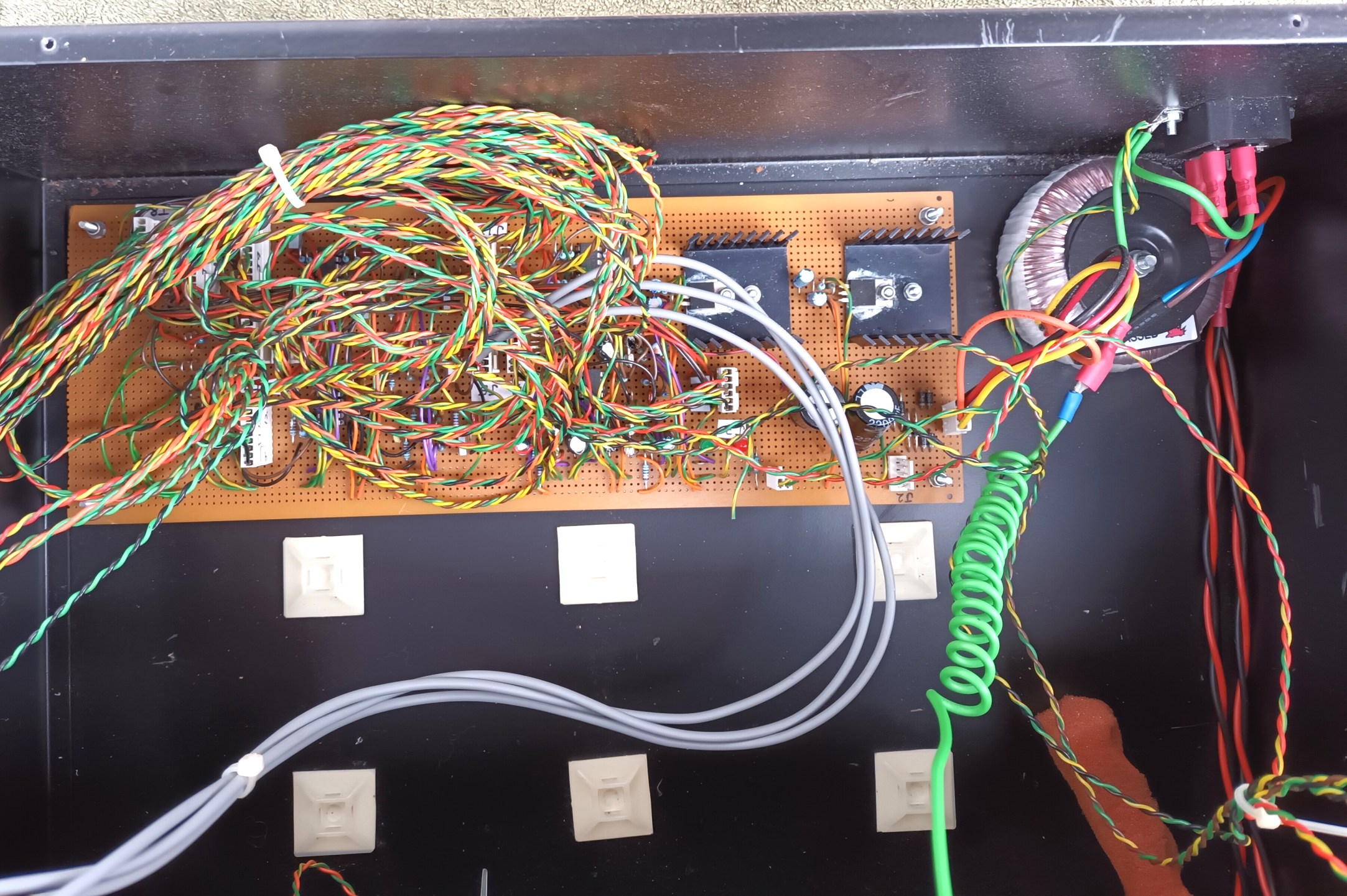 click to enlarge Triple Tank Spring
Reverberation Unit Main Circuit Board And Tank Securing
Points