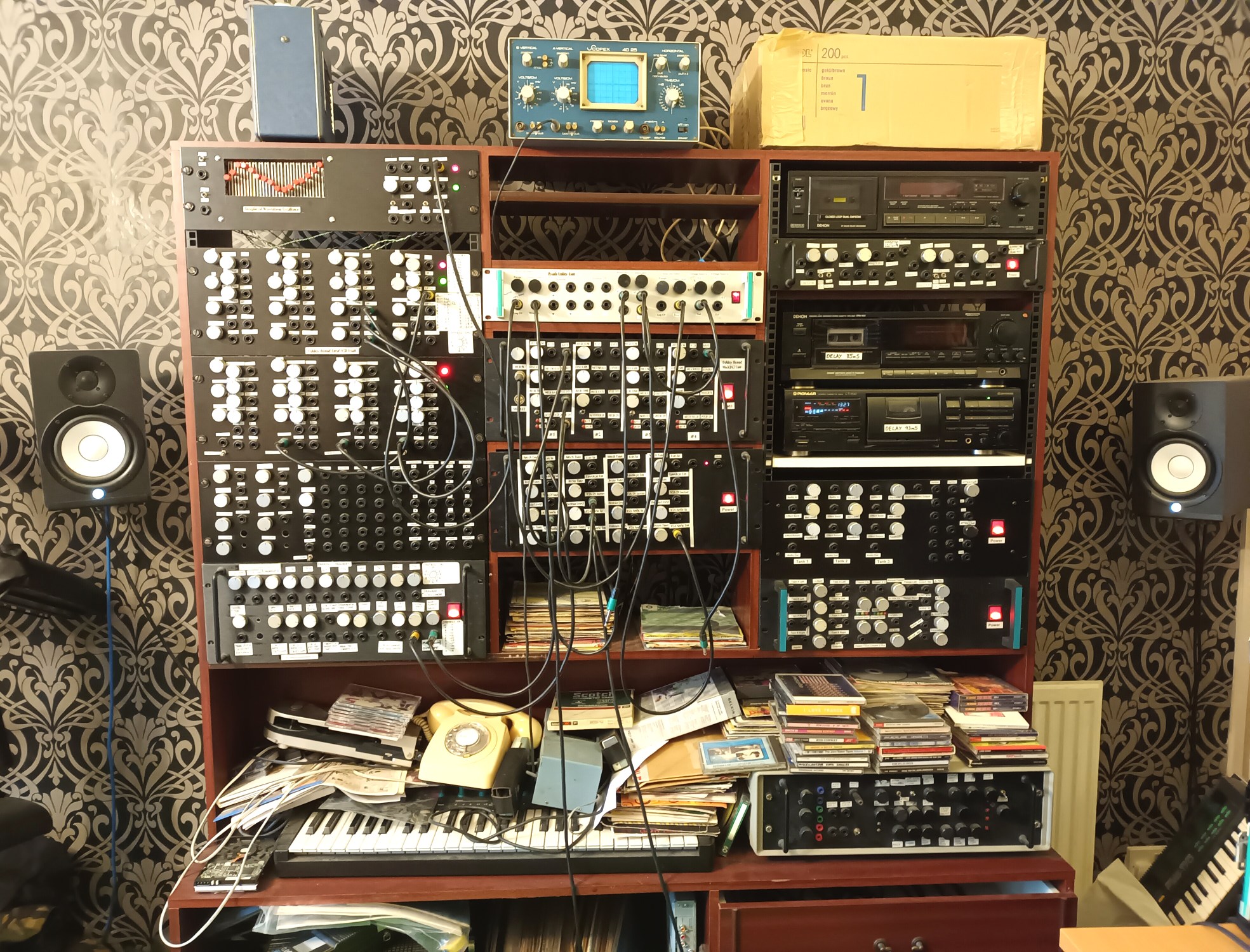 click to enlarge The Ambitunes / HJW Electronics
Sideboard Synthesiser